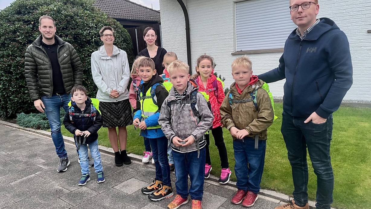 Jennifer Prante, Hendrik Leege und Irene Schuler (v. l.) übergeben an „Tausendfüßlerbus-Fahrer“ Michael Rutte mit Anton, Adrian, Medina, Anna, Mara, Laurenz und Paul. | © Robert Becker