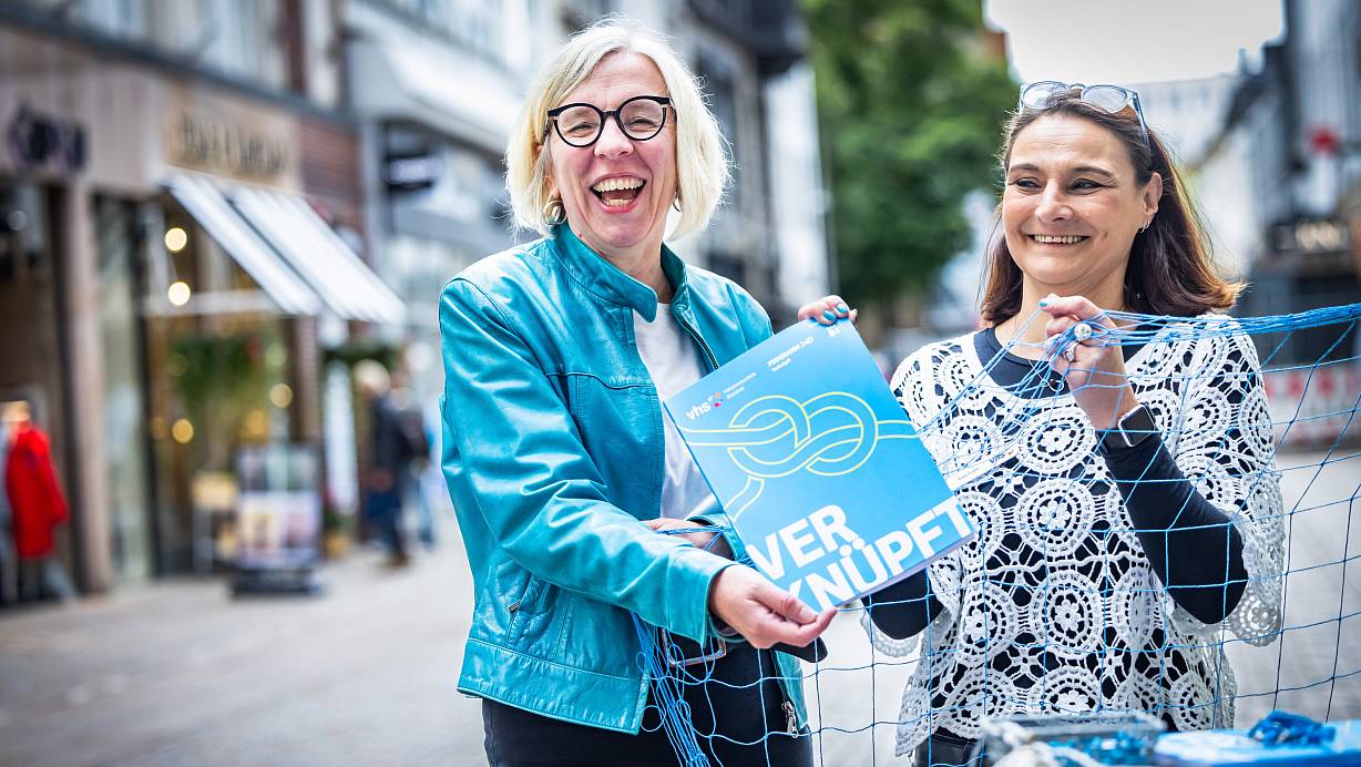Sichtlich erfreut: VHS-Leiterin Karin Gille-Linne (links) und Katja Evers, Leiterin des Fachbereichs Gesundheit, präsentieren das neue Semesterprogramm. | © Sarah Jonek Fotografie