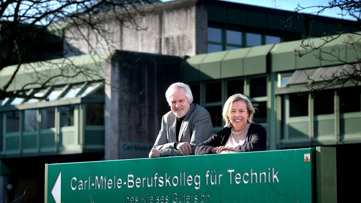 „Mathe Note zwei, zuverlässig, pünktlich, ohne Fehlstunden, so wünschen sich Betriebe ihre Azubis und die Werbeanzeigen fördern dieses Bild.“ Die Realität sieht für Martin Kreutzkamp (65) als Bereichsleiter Ausbildungsvorbereitung am Carl-Miele-Berufskolleg und Sozialarbeiterin Martina Bunte-Drewell (57) anders aus. | © Andreas Frücht