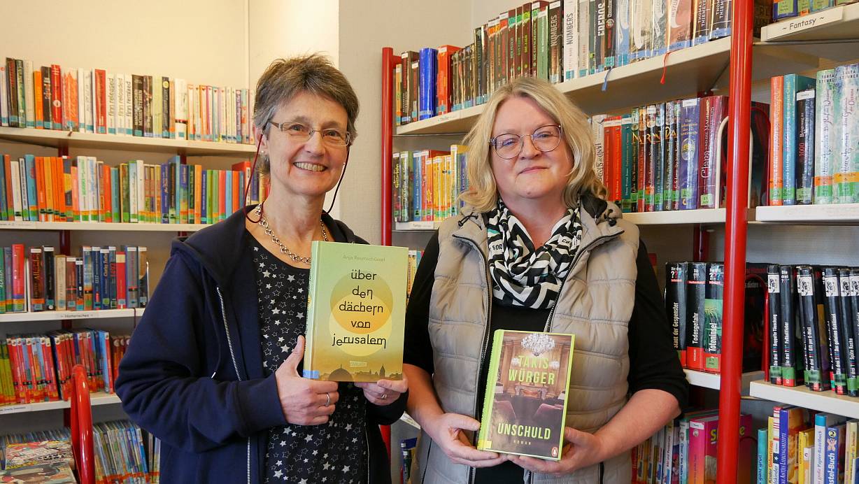 Ursula Kriebel (v. l.) und Anja Knost von der Stadtbücherei Preußisch Oldendorf präsentieren ihre Empfehlungen für die nächste Schmöker-Sitzung. | © Sonja Vollmer