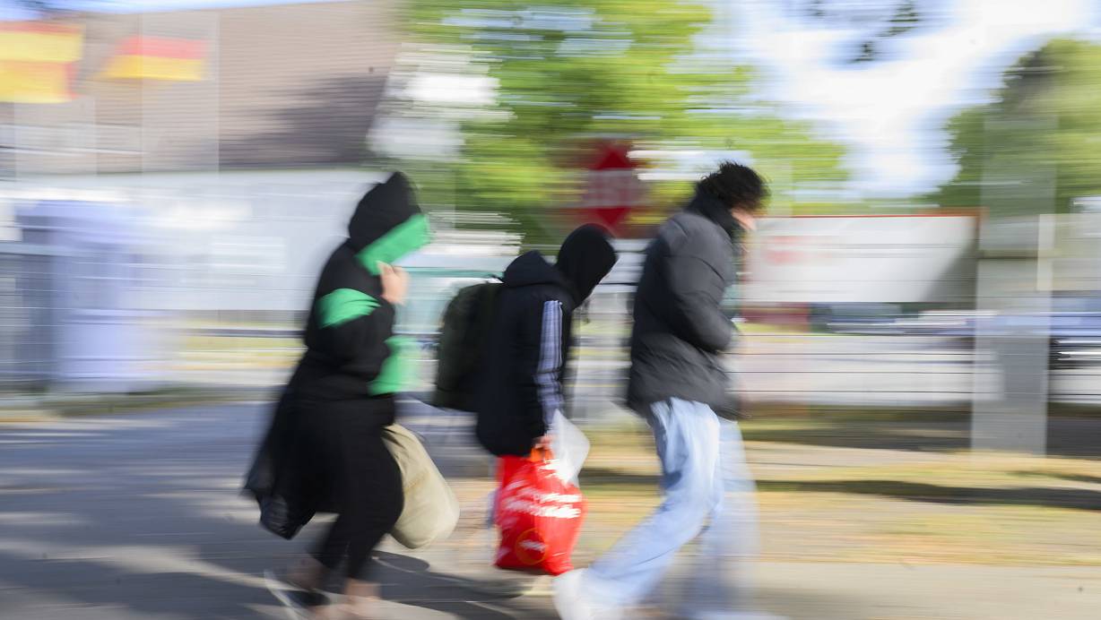 Geflüchtete Menschen - das Thema Migration wird aktuell wieder sehr strittig diskutiert. | © Julian Stratenschulte/dpa