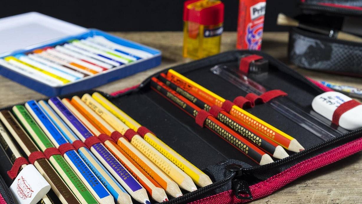 Federmappen, Stifte, Anspitzer und Co bestehen oft in Teilen aus Plastik oder enthalten giftige Inhaltstoffe. Inzwischen gibt es zahlreiche Möglichkeiten um die Schultaschen der Kinder umweltfreundlich auszustatten. | © Symbolbild: Pixabay