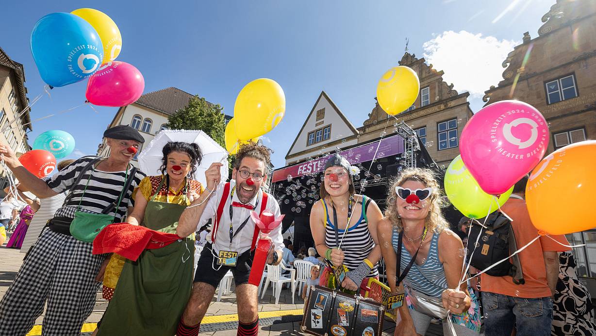 Buntes Programm bis in die Nacht hinein: Das Theater feiert seit Mittag rund um den Alten Markt und lädt hier um 20.15 Uhr zur Open-Air-Tanzparty ein. | © Oliver Krato