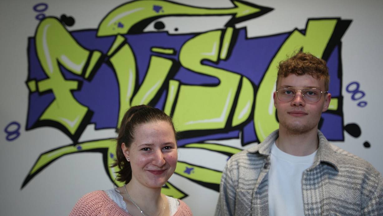 Ein Jahr lang waren die beiden FSJler Vanessa Seibel und Leon Spiegel Assistenzlehrer am Freiherr-vom-Stein-Gymnasium. | © Gerald Dunkel