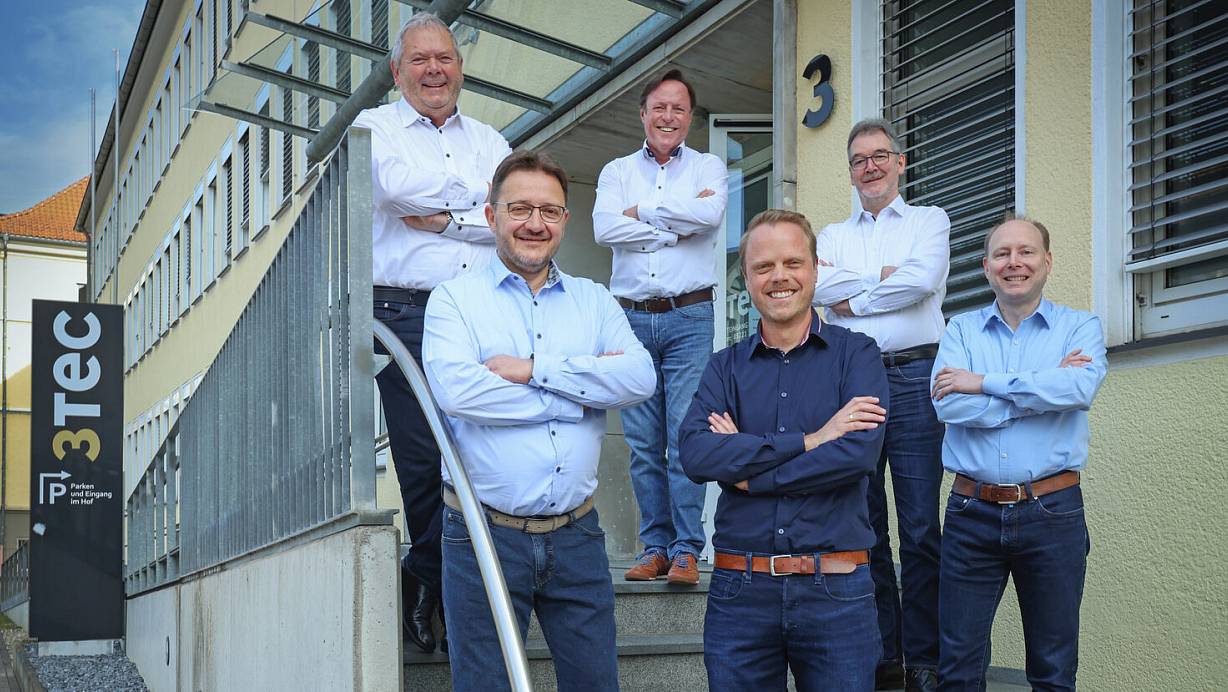 Die Firma 3Tec aus Herford feiert 25-jähriges Bestehen. Hinten von links: Geschäftsführende Gesellschafter Bernd Beckmann, Arno Sturm, Markus Jass. Vorn von links: Prokuristen Birger Kind, Raphael Gutberlet und Frank Windmann. | © Sarah Jonek Fotografie
