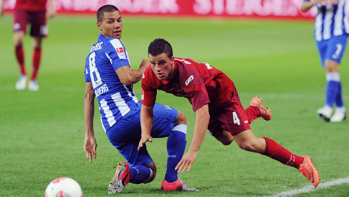 Am 3. August 2012 holte Diego Demme (r., im Duell gegen den Herthaner Marcel Ndjeng) mit dem SC Paderborn ein 2:2 in Berlin. Am Samstag trägt er nun das Hertha-Trikot. | © picture alliance / dpa
