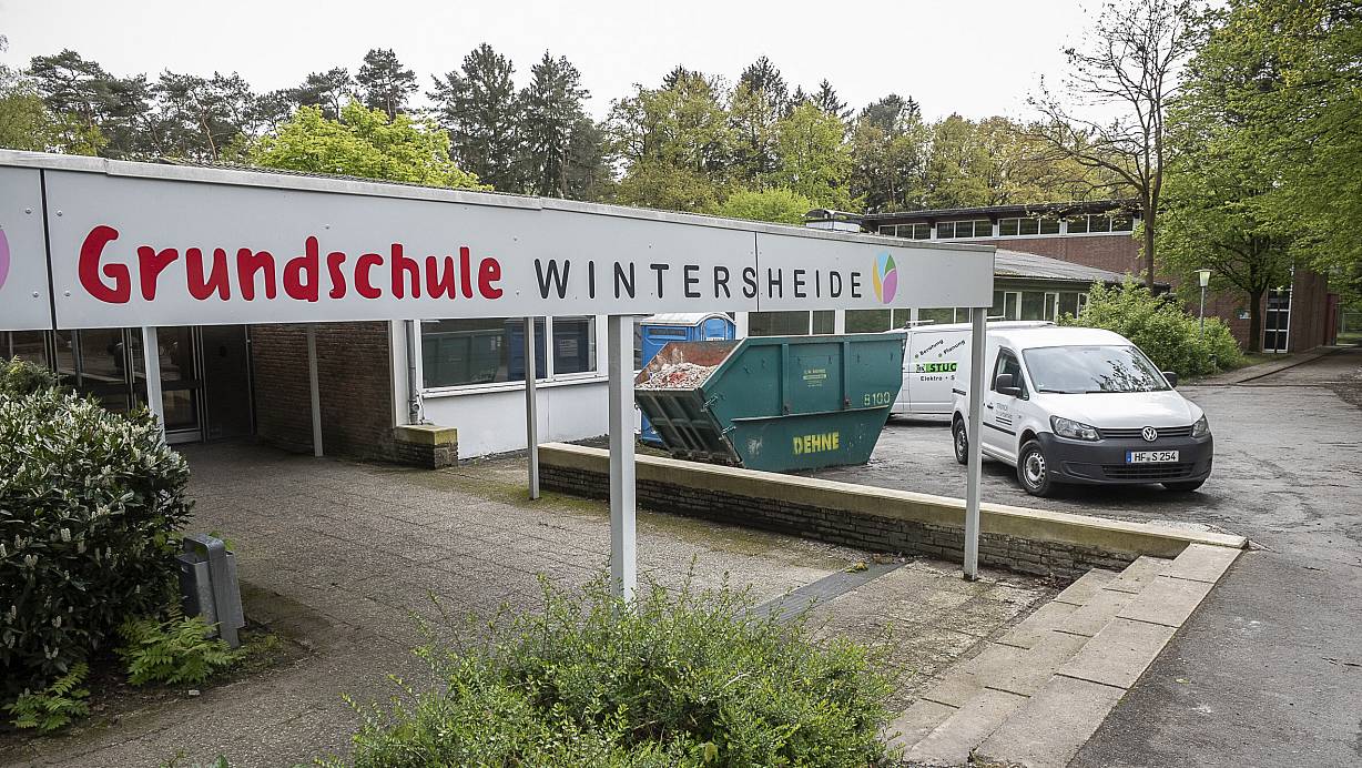Der Name für die geplante neue Grundschule prangt zwar mittlerweile am Eingang der ehemaligen Comeniusschule an der Elbeallee 130a, aber aus der Eröffnung im August wird nichts. Trotzdem soll zum neuen Schuljahr hier Unterricht stattfinden. | © Jörg Dieckmann - www. dieckmann-fotodesign.de