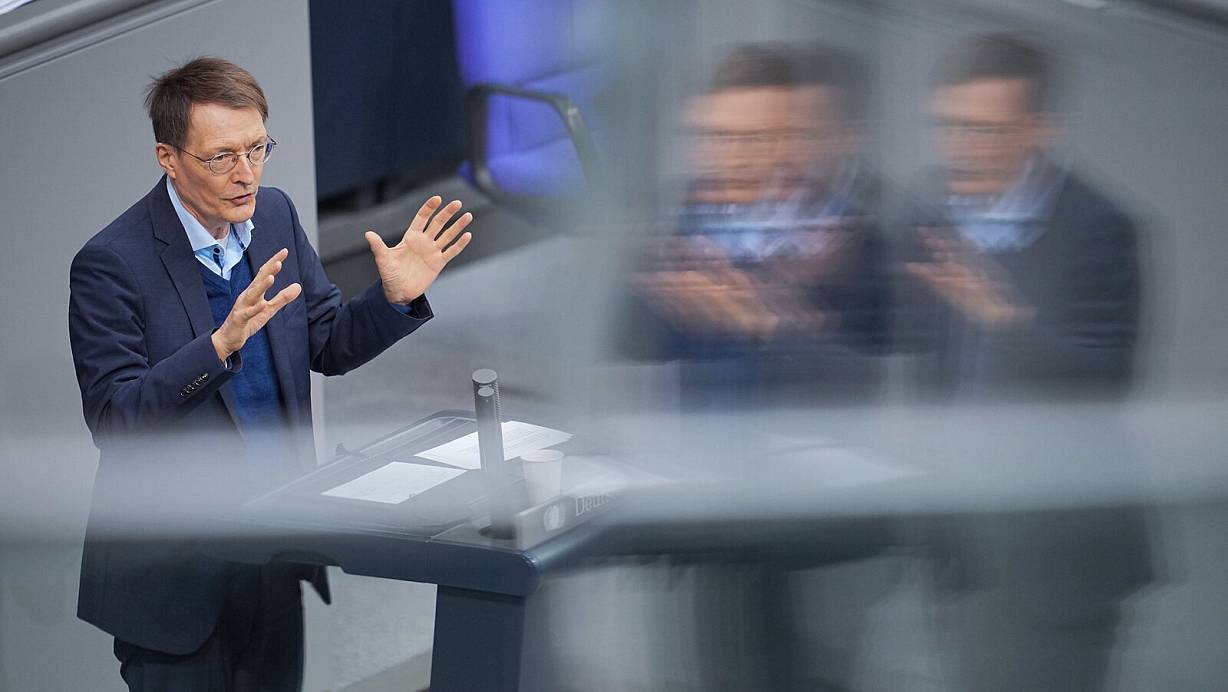 Gesundheitsminister Karl Lauterbach (SPD) spricht im Bundestag zur Impfpflicht. | © dpa