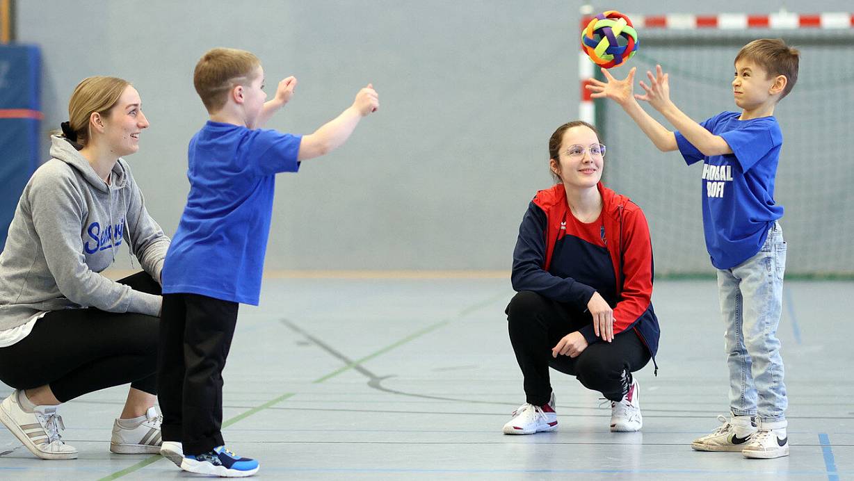 Handball beim Senner „Glücksteam“ mit den Trainerinnen Kim Wienböker (l.) und Finja Wullenkord sowie Nico (2.v.l.) und Rhyan. | © Oliver Krato