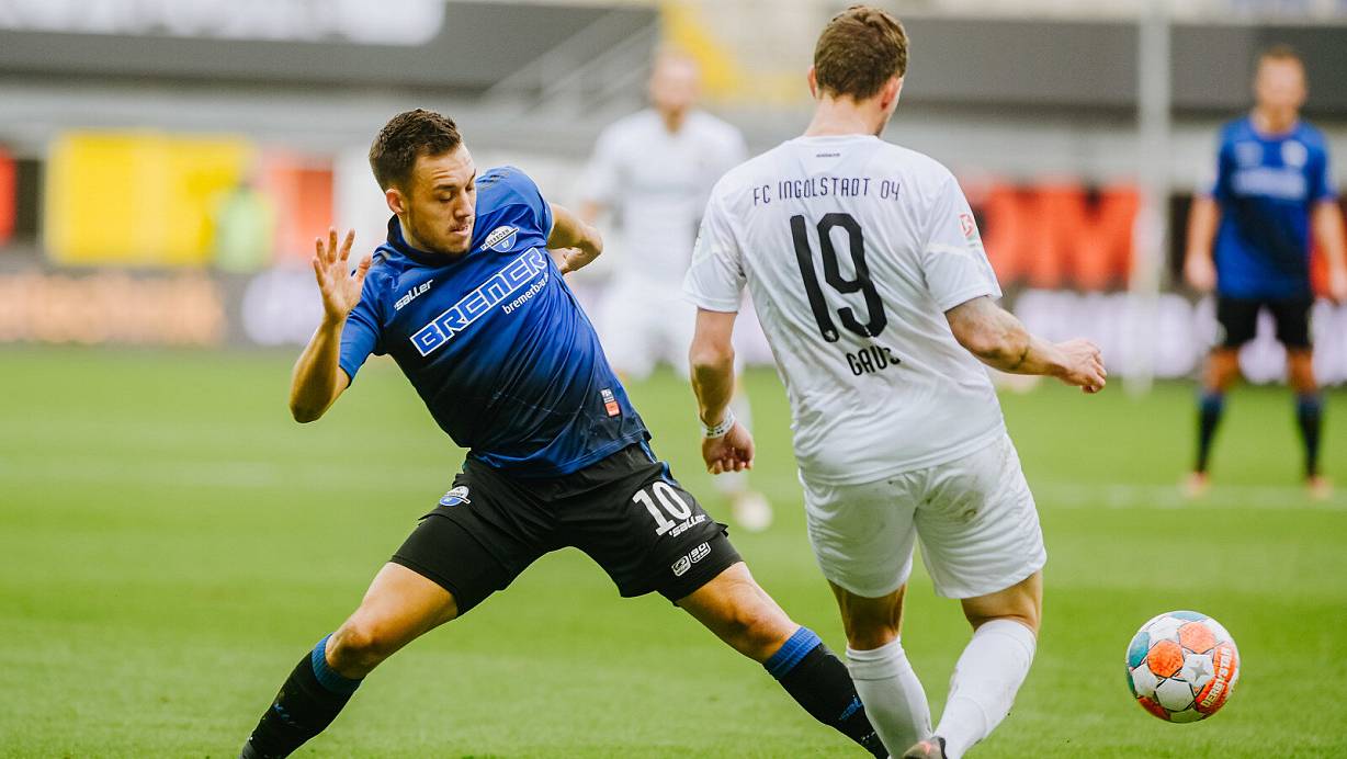 Julian Justvan (l.), hier im Hinspiel gegen den Ingolstädter Marcel Gaus, könnte am Sonntag in die Paderborner Startelf zurückkehren. | © Besim Mazhiqi
