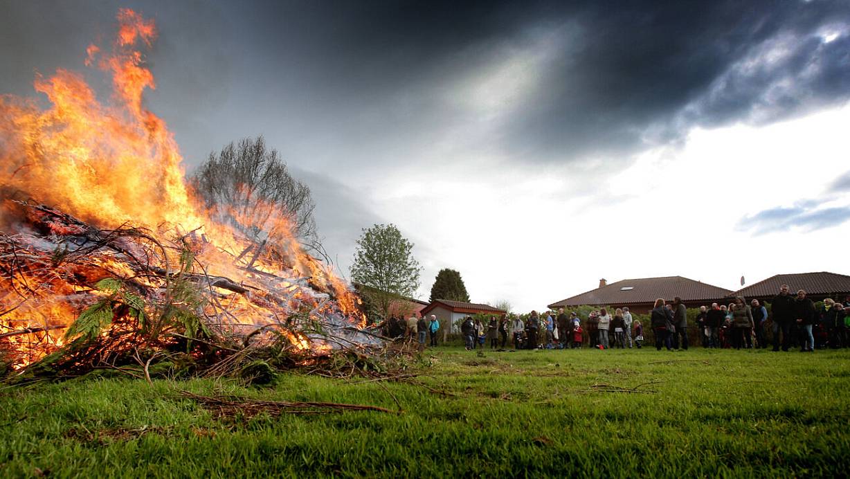 Osterfeuer - wie hier ein Archivfoto aus Spradow - dürfen wieder lodern. | © Gerald Dunkel