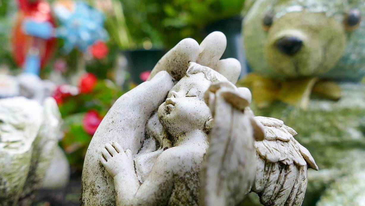 Auch Sternenkinderfotografen werden mit kleinster Kleidung ausgestattet – wenn Frühchen den Kampf ums Leben verloren haben oder im Mutterleib gestorben sind. | © Symbolfoto/dpa