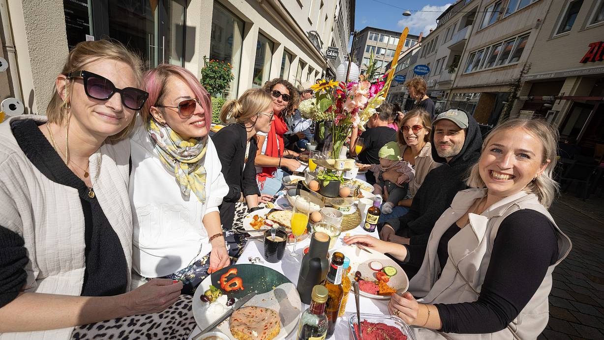 Wurst, Käse und Eier, Dips, frische Tomaten, Kaffee, O-Saft, Sekt & Co. verlocken am Sonntag beim „Kaffeeklatsch“. Und das ist längst nicht alles. | © Oliver Krato