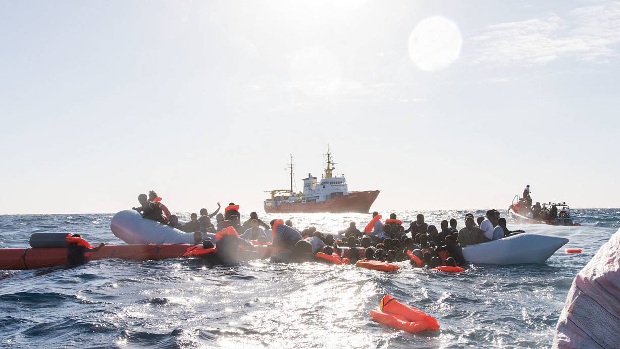 Zahlreiche Flüchtlinge versuchen, über das Mittelmeer nach Europa zu gelangen. | © dpa