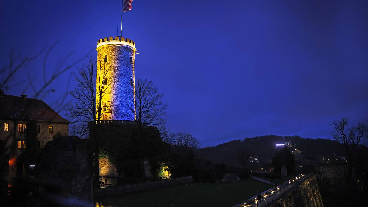 Zum Zeichen der Solidarität leuchtete die Sparrenburg in Blau und Gelb - jetzt geht es um den nächsten Schritt: echte Hilfe. | © Sarah Jonek Fotografie