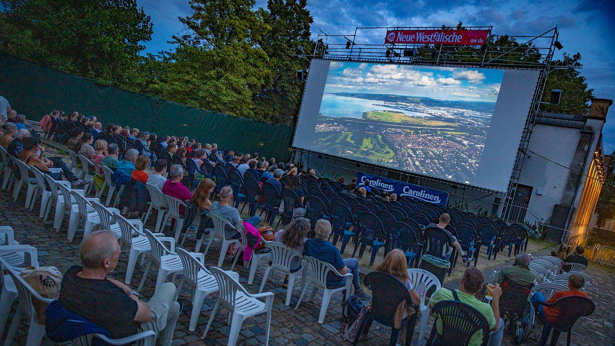 Wenn es Nacht wird in Bielefeld und die sommerliche Hitze einem angenehmen Lüftchen gewichen ist, dürfte das „Luna“-Kino im Ravensberger Park in den kommenden Wochen eine der ersten Adressen für die angenehme Abendgestaltung sein. Foto: Mike-Dennis Müller | © Mike-Dennis Mller / www.mdm.photo