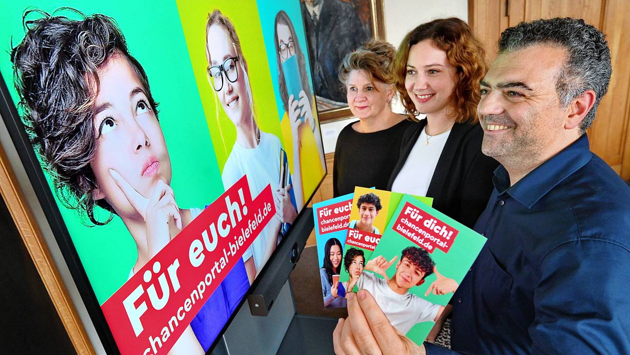 Susanne Beckmann (v.l., Leiterein des Amtes für Schule), Nele Wesche (Digitale Bildungsberatung) und Kapriel Meser (Abteilungsleiter Bildungsbüro und Schulsozialarbeit) haben das neue Bielefelder Chancenportal an den Start gebracht. Foto: Barbara Franke | © Barbara Franke