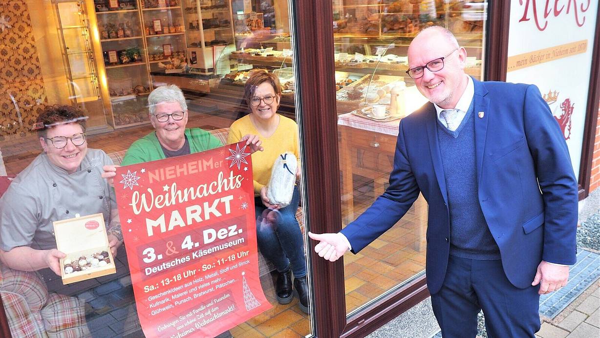 "Urgemütlich wird es beim Nieheimer Weihnachtsmarkt zugehen", versprechen Bürgermeister Johannes Schlütz und das Organisationsteam Martina Weber (v. l.) und Annegret Ewald mit der Chocolatière Anika Rieks. | © Köhne