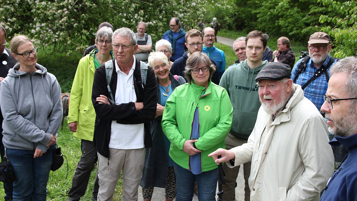 Knapp 40 Nationalpark-Aktivistinnen und -Aktivisten waren gekommen, um bei einem Spontanbesuch von Professor Michael Succow (vorne mit heller Jacke) das Gespräch zu suchen. | © Lüke