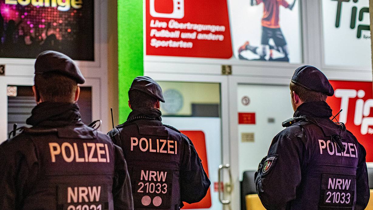 Immer wieder kommt es in NRW zu Razzien im Clanmilieu. | © picture alliance/dpa