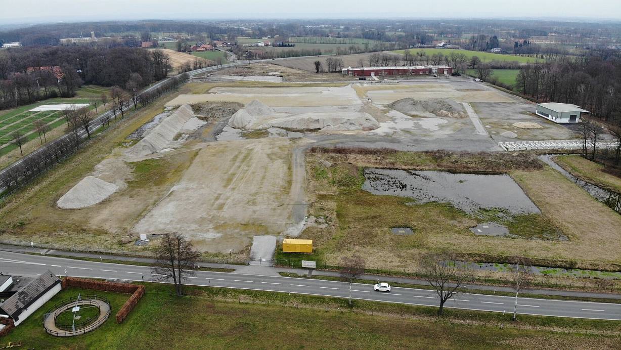 Auf dieser Fläche an der Westenholzer Straße (l.) produzierte die Firma Nolte einst Möbel. Künftig soll hier ein Gewerbepark entstehen. Die erste große Industriehalle könnte schon 2022 gebaut werden. | © Jens Reddeker