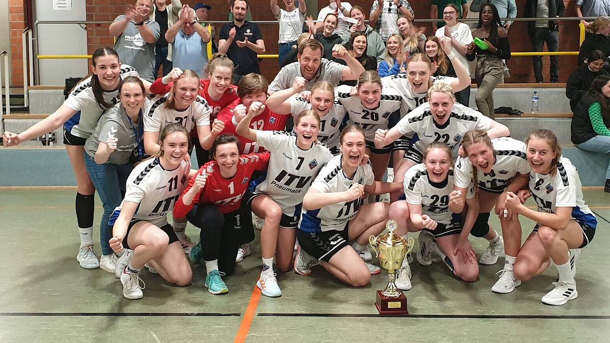So sehen Siegerinnen aus: Die Frauen des TuS 97 feiern in Wettringen ihren Pokaltriumph. | © Dirk Rabeneick