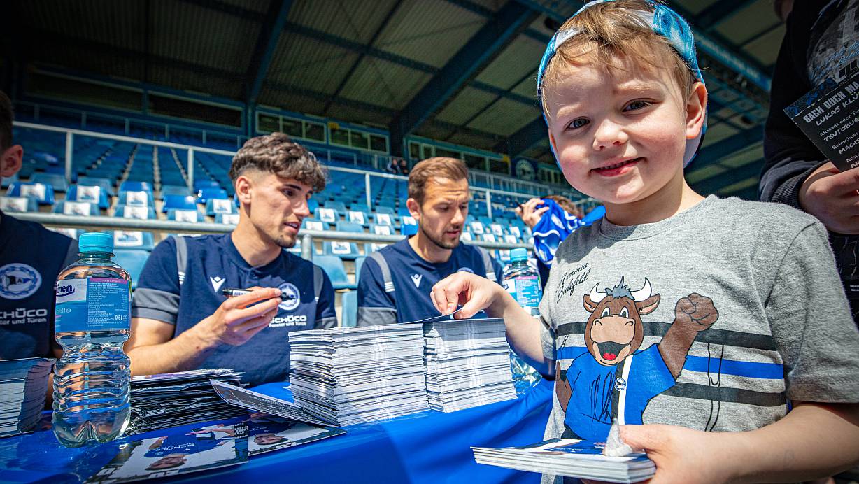Manuel Prietl und Janni Serra bekommen wohl Blasen an den Fingern - Julian nicht! | © Mike-Dennis Mller / www.mdm.photo