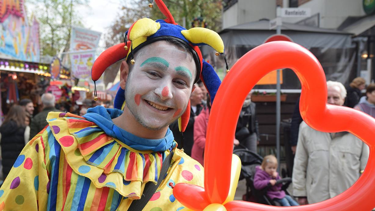 Luftballonkünstler Zoltan Vasele mit einem bunten Herz am Stiel. | © Mareike Patock