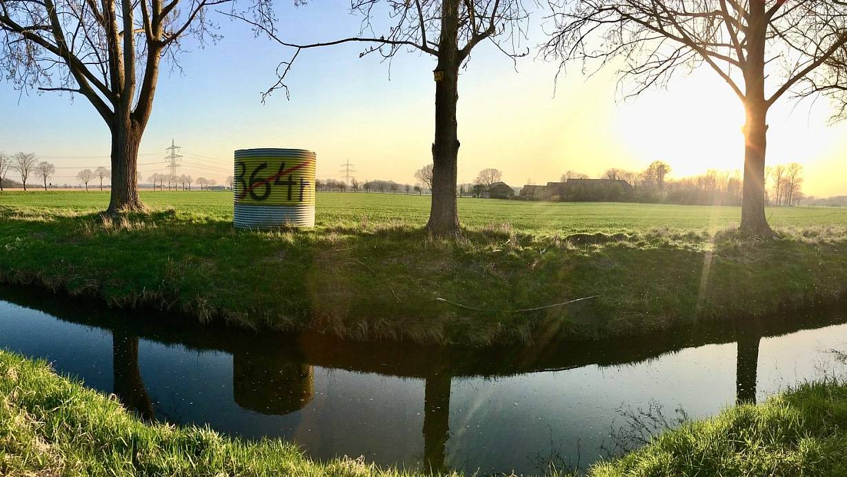 Ihren Protest gegen die neue Bundesstraße machen Gegner auch an der Axtbachaue deutlich. Der befürchtete Einschnitt in die Natur wäre enorm, lautet die Befürchtung. | © Robert Becker