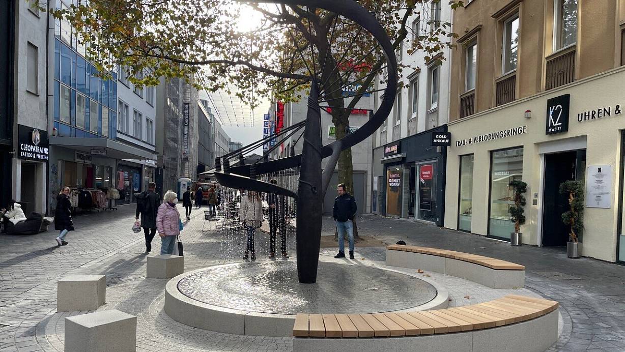 Er strahlt in neuem Glanz: Der Spindelbrunnen in der Bielefelder Fußgängerzone plätschert wieder. | © Peter Unger