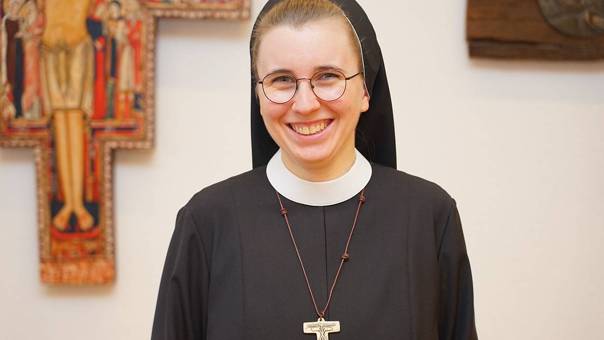 Schwester M. Lucia Liebenau hat in der Mutterhauskirche in Salzkotten ihre erste zeitliche Profess abgelegt. | © Michael Bodin / presse-fcjm