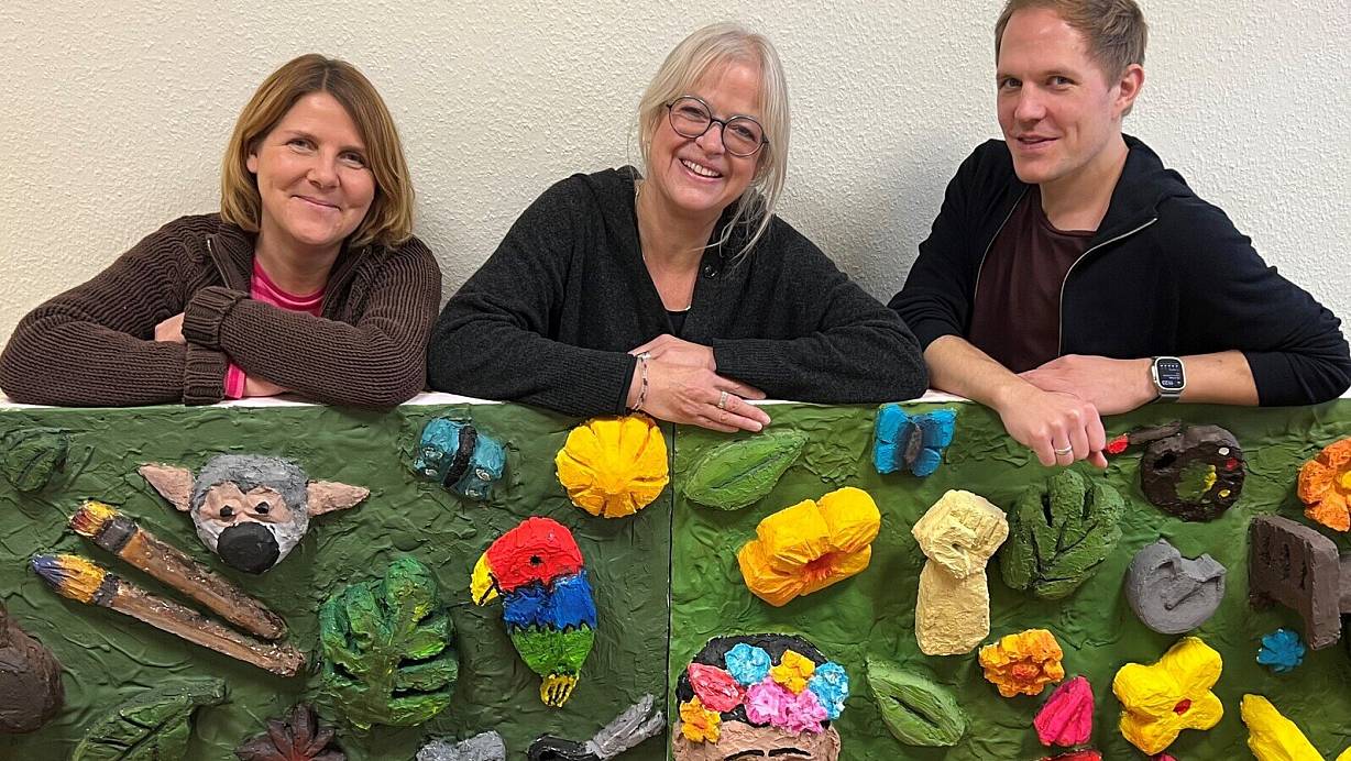 Das Lehrerteam: Manuela Rosner, Rektorin Annette Harz, Stefan Koll-Zachrau. Das gestaltete Bild wird künftig im Foyer der neuen Frida-Kahlo-Schule hängen. Aus dem Tam Wiedenbrück fehlen Adith Schürmann und Marianne Zimmer. | © Jeanette Salzmann