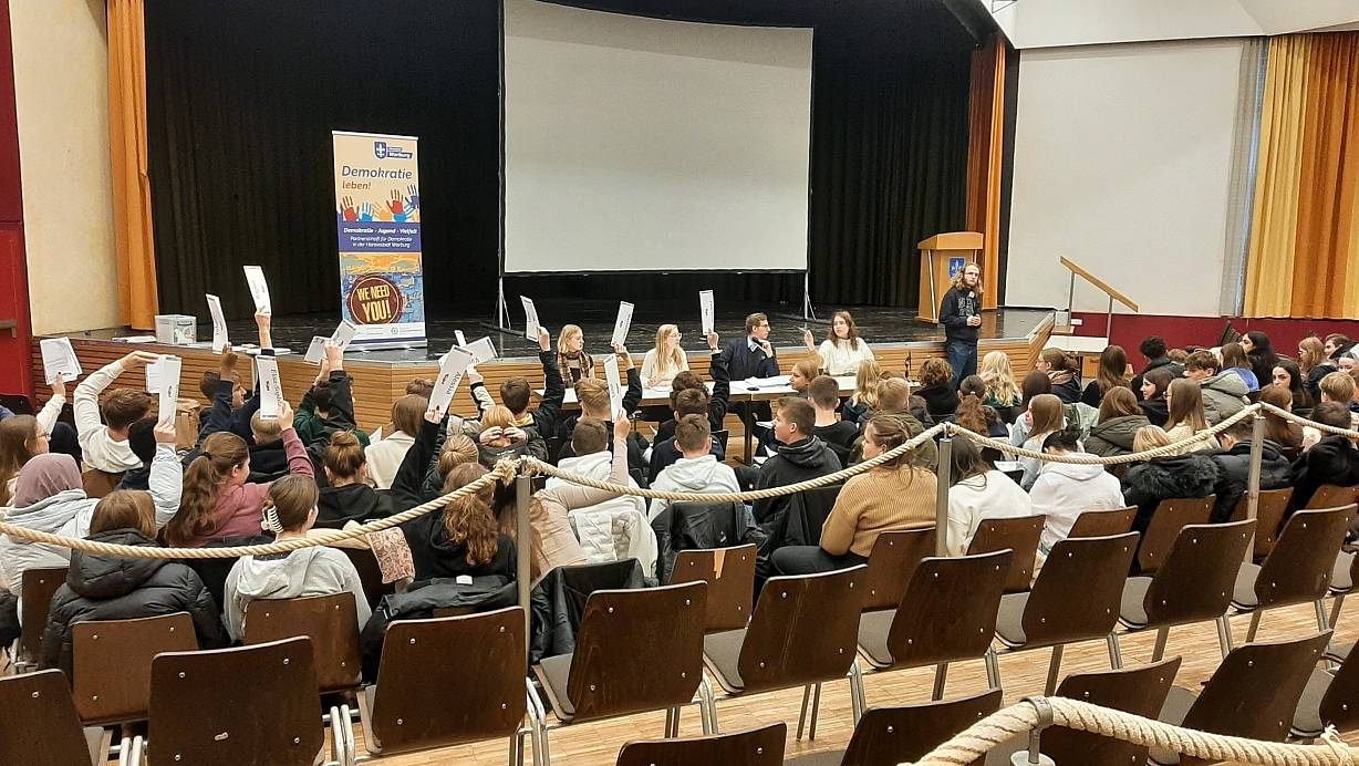 Abstimmung im Pädagogischen Zentrum: Rund 100 Schülerinnen und Schüler diskutieren über ihre erarbeiteten Anträge im PZ. | © Dieter Scholz