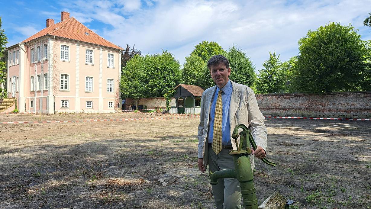 Maximilian Fürst zu Bentheim-Recklenburg im Garten des Heising-Palais, in dem sechs Bürgergärten verpachtet werden sollen. | © Marion Pokorra