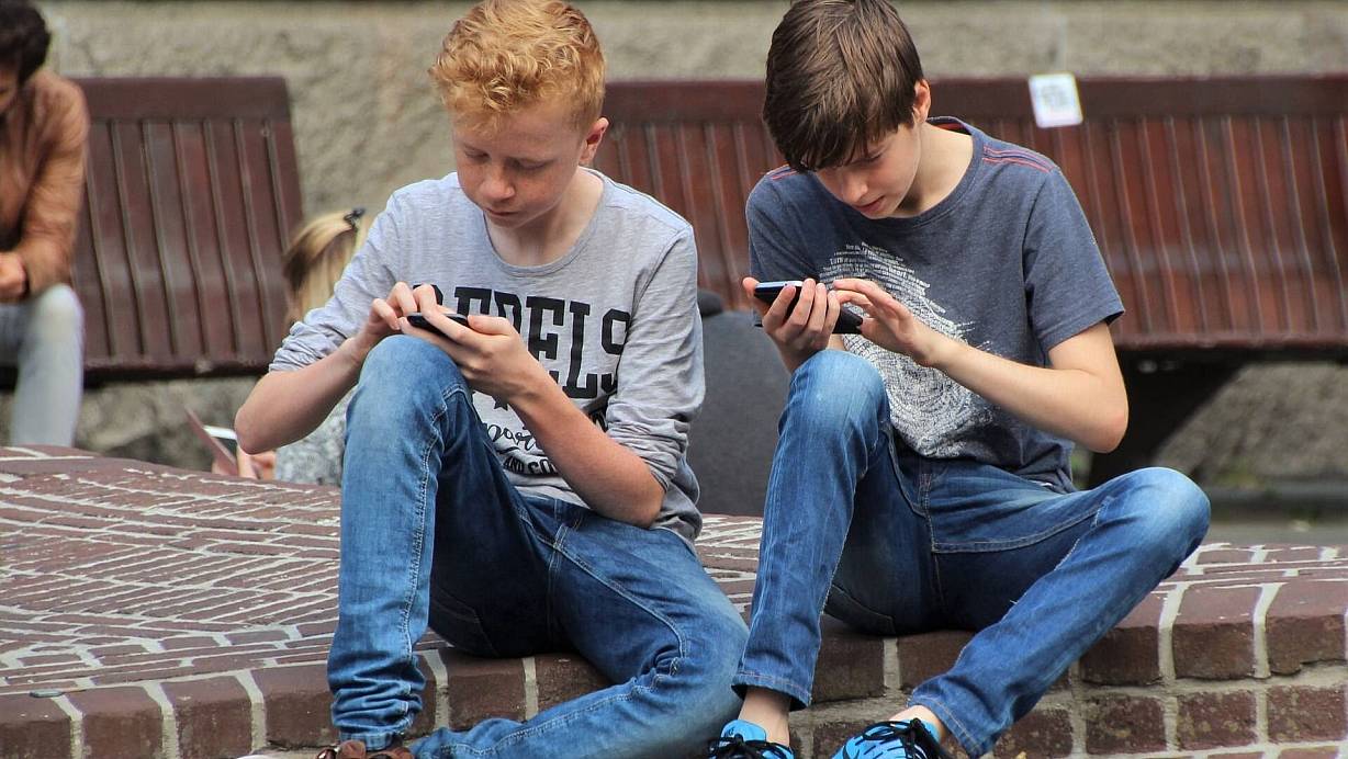 Blick nach unten: Smartphones sind für Kinder ein fesselnder Zeitvertreib. Die Finger davon zu lassen, ist schwer. In der Schule ist das ein Problem. | © natureaddict/pixabay