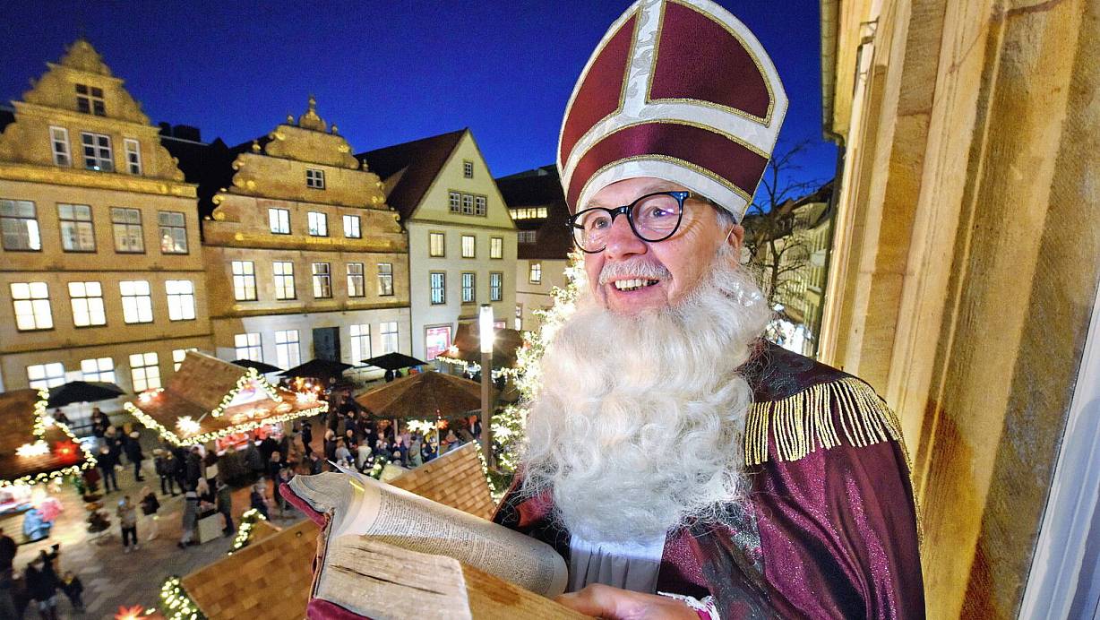 Die offizielle Eröffnung des Weihnachtsmarktes durch den Nikolaus alias Karsten Ahrnke musste in diesem Jahr ohne Oberbürgermeister Pit Clausen stattfinden. | © Barbara Franke