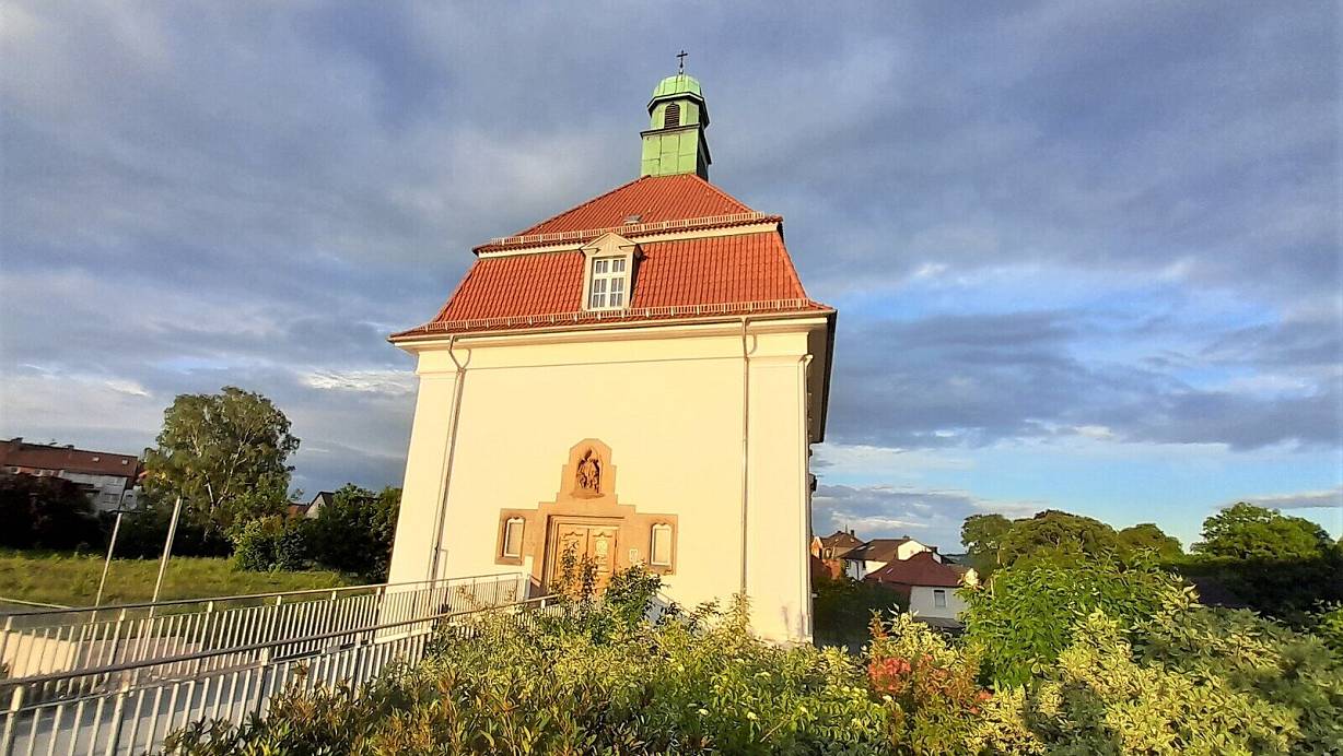 Petri-Kapelle auf der Hüffert in Warburg strahlt in der Abendsonne. | © Simone Flörke