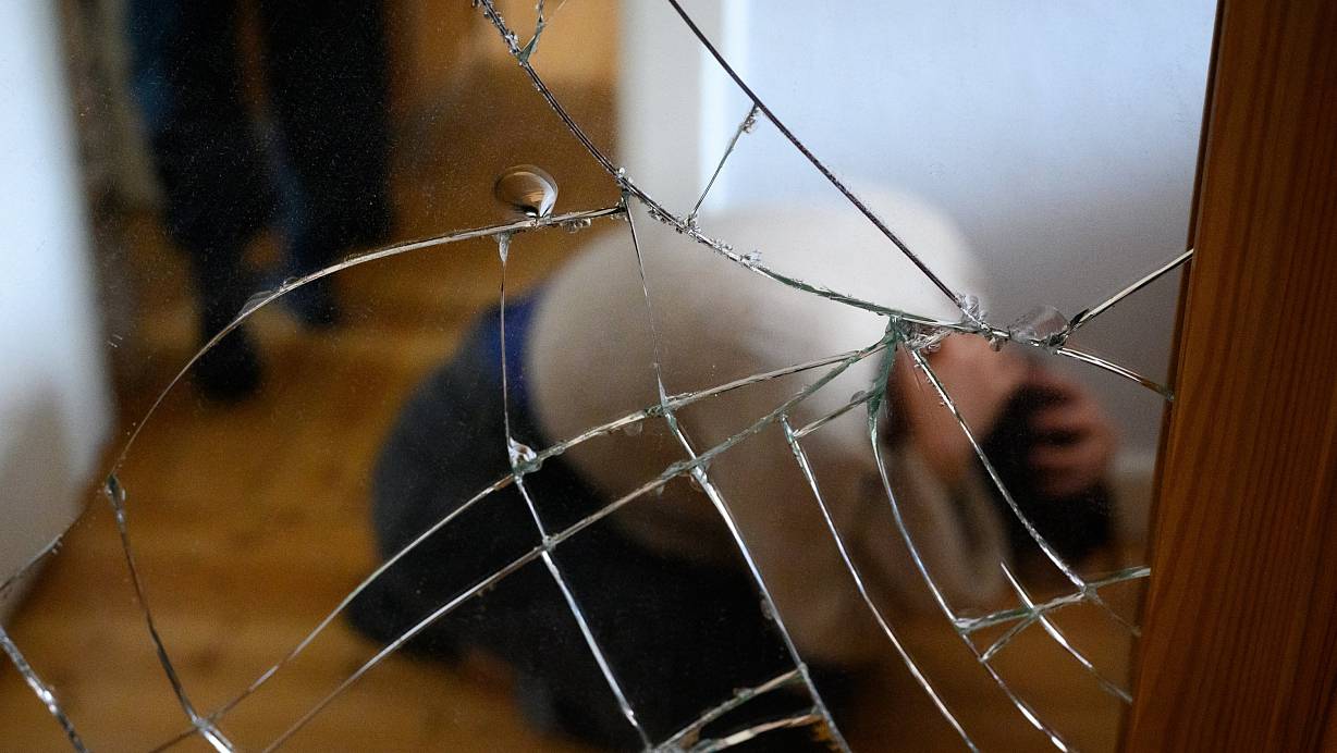 Immer wieder werden Frauen im Alltag Opfer häuslicher Gewalt. Der Weiße Ring fordert härtere Konsequenzen. | © dpa