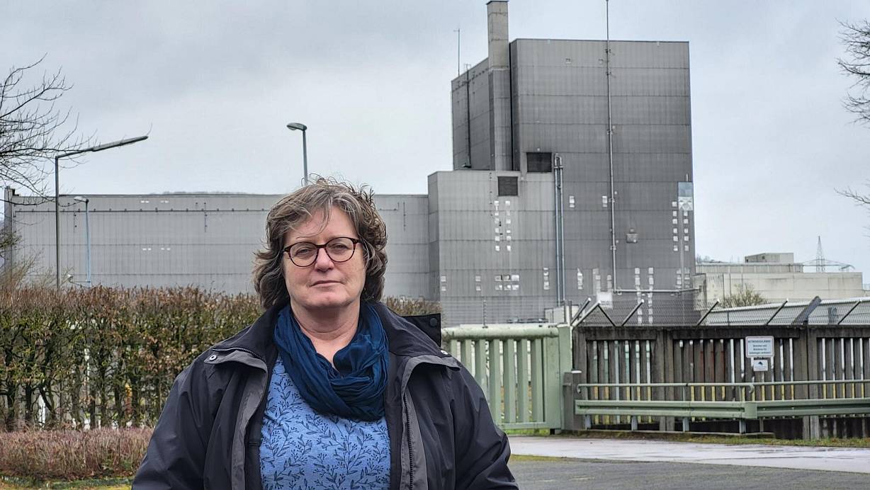 Über das Aus der Atomkraft in Deutschland kann sich Norika Creuzmann zwar freuen – aber das Kapitel ist längst noch nicht beendet: Anstelle des einstigen AKW in Würgassen soll ein Entsorgungszentrum für Atommüll entstehen, das so groß wie drei Fußballstadien sein soll. | © Lüke / Grüne Fraktion