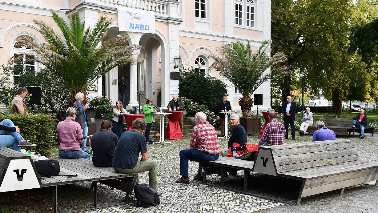 Auch 2020 hatte der NABU zur Podiumsdiskussion eingeladen. Otmar Lüke (NABU Paderborn) begrüßte da Alina Wolf (Linke), Norika Creuzmann (Grünen), Marcel Welsing (FDP), Ludger Kappius (CDU) und Wolfgang Weigel (SPD). | © NABU Paderborn