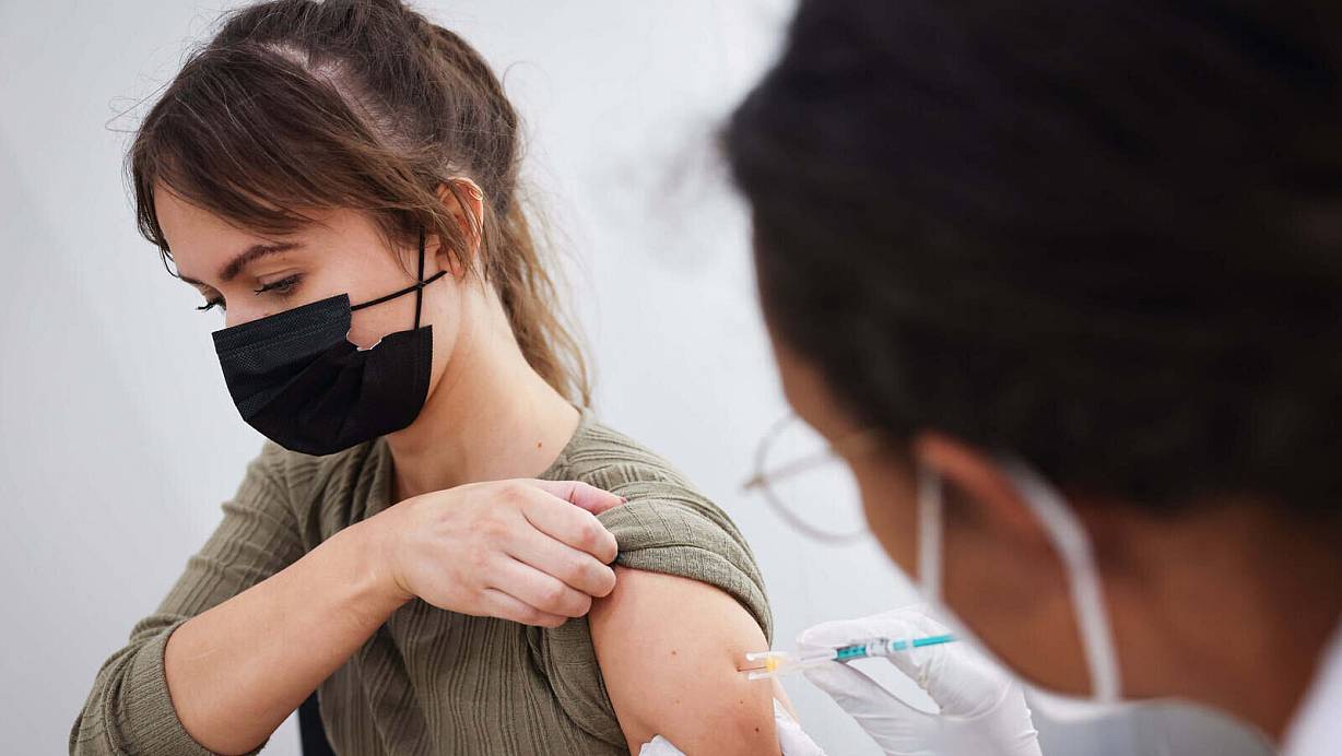 Frauen berichten nach Corona-Schutzimpfungen über eine unregelmäßige Menstruation. | © picture alliance