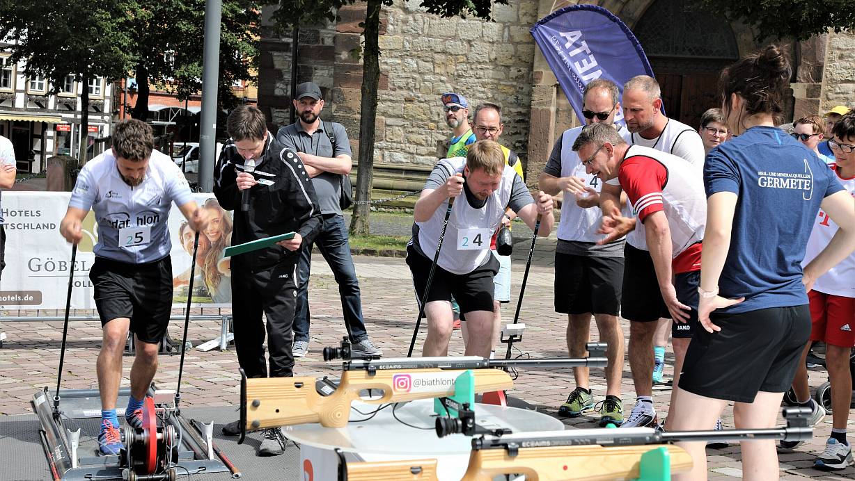 Im direkten Duell: Das Team Radathlon aus Bad Arolsen (l.) gegen Team „Nur einmal im Leben“ aus Warburg. Die Waldecker machten Werbung für ihr Groß-Event am 31. August in Massenhausen – und luden auch Warburger dazu ein. | © Simone Flörke