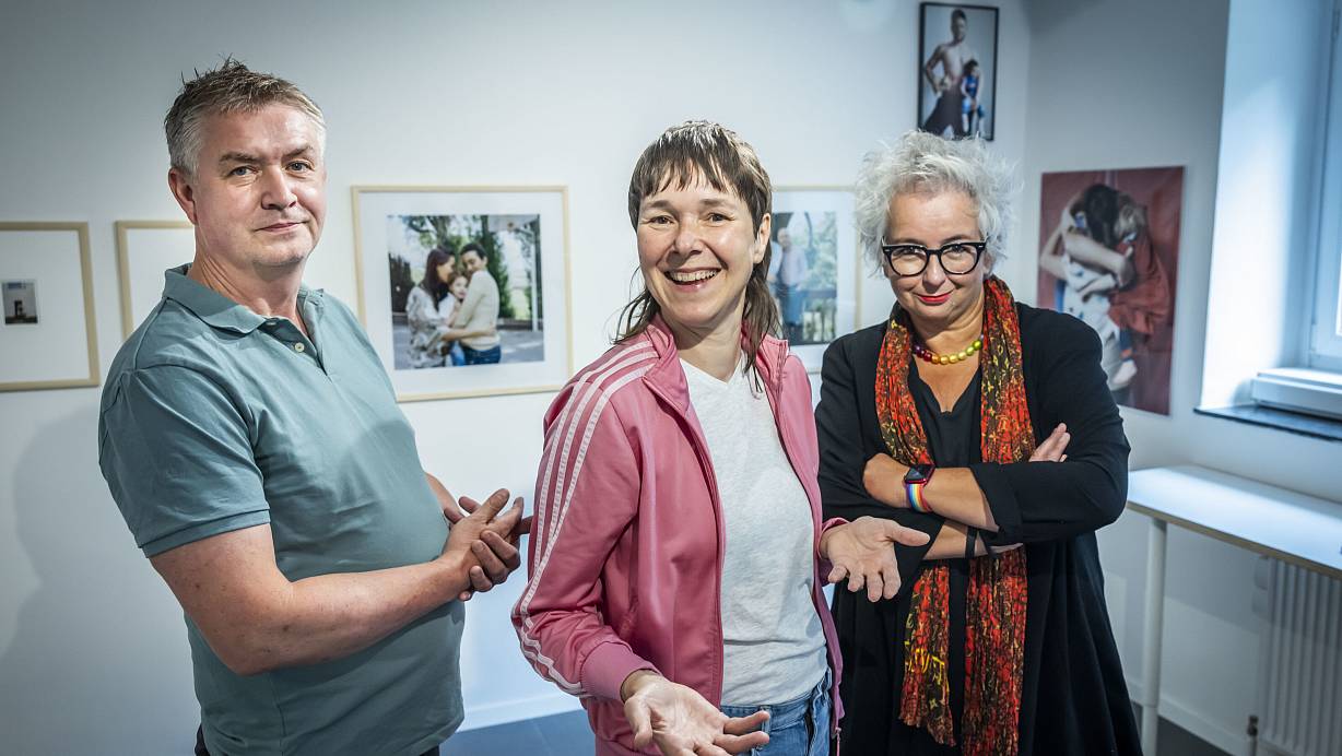 Sie halten ihre Vorstellungen von Familie künstlerisch fest – Peter Möller inszenierte sich auf Island, Martina Minette Dreier malte Frauenpaare aus dem 19. Jahrhundert in Ei-Tempera und Jessica Kroll-Holtmann bietet eigenwillige Barbiepuppen-Szenen (v.l.). | © Sarah Jonek