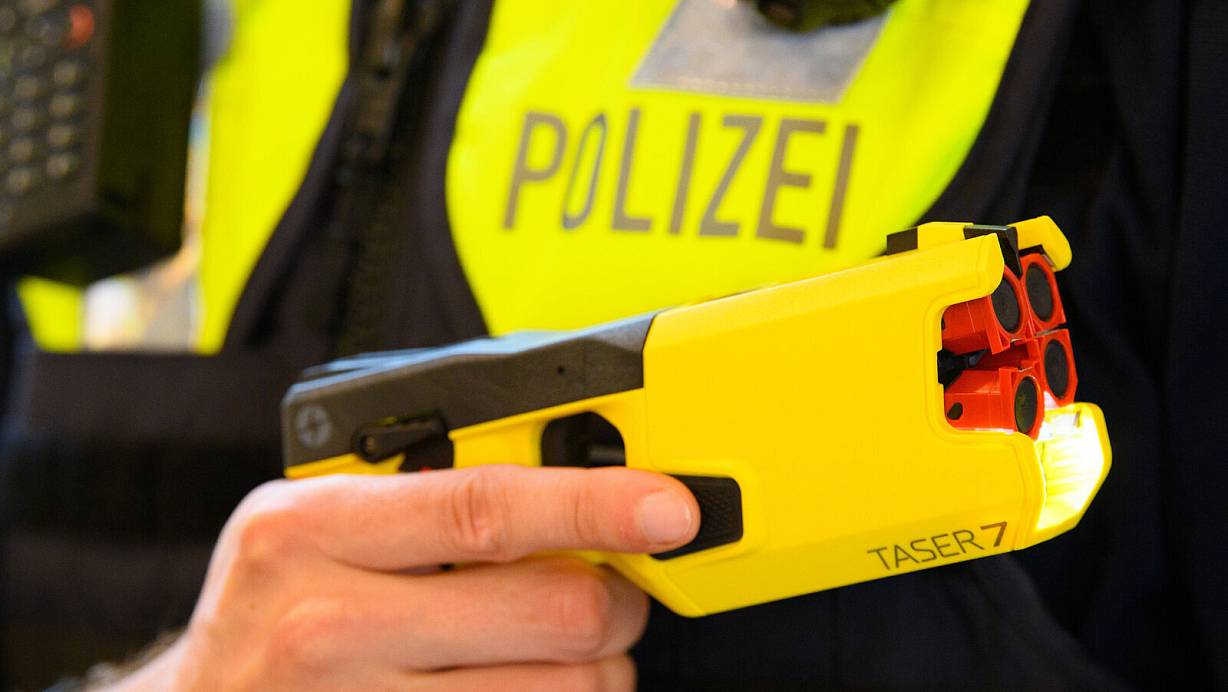 Die Polizei im Kreis Gütersloh wird in der zweiten Jahreshälfte mit Tasern ausgestattet - 36 Geräte werden angeschafft. | © Soeren Stache, dpa