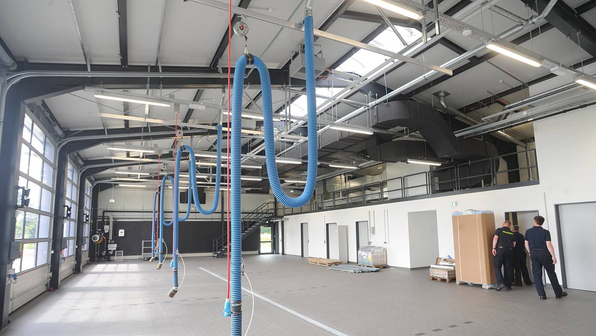 In der Fahrzeughalle in Lashorst haben die Fahrzeuge beider Löschgruppen und das Rettungsboot für Einsätze auf dem Kanal Platz. Die Halle ist mit modernster Lüftungstechnik ausgerüstet. | © Joern Spreen-Ledebur