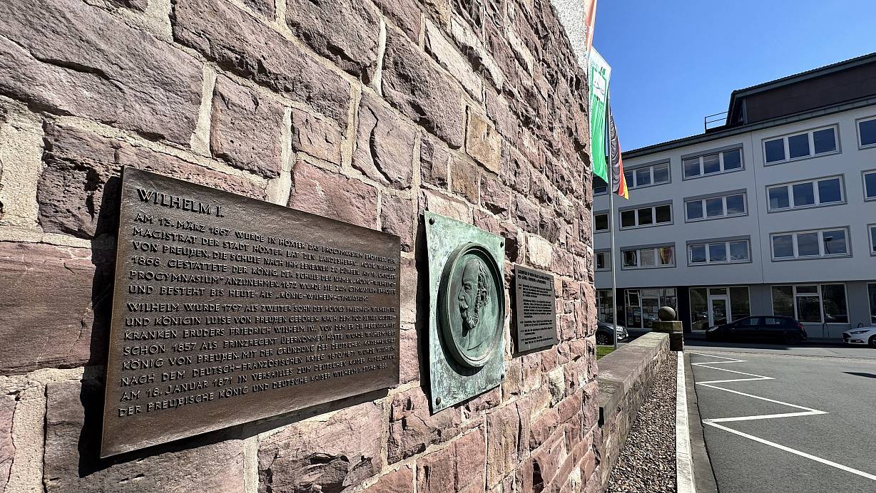 Im ehemaligen Schulgebäude des KWG an der Moltkestraße ist heute die Kreisverwaltung untergebracht. Die Bronzeschilder erinnern noch an den Namensgeber der Schule, Wilhelm 1. | © Ralf T. Mischer