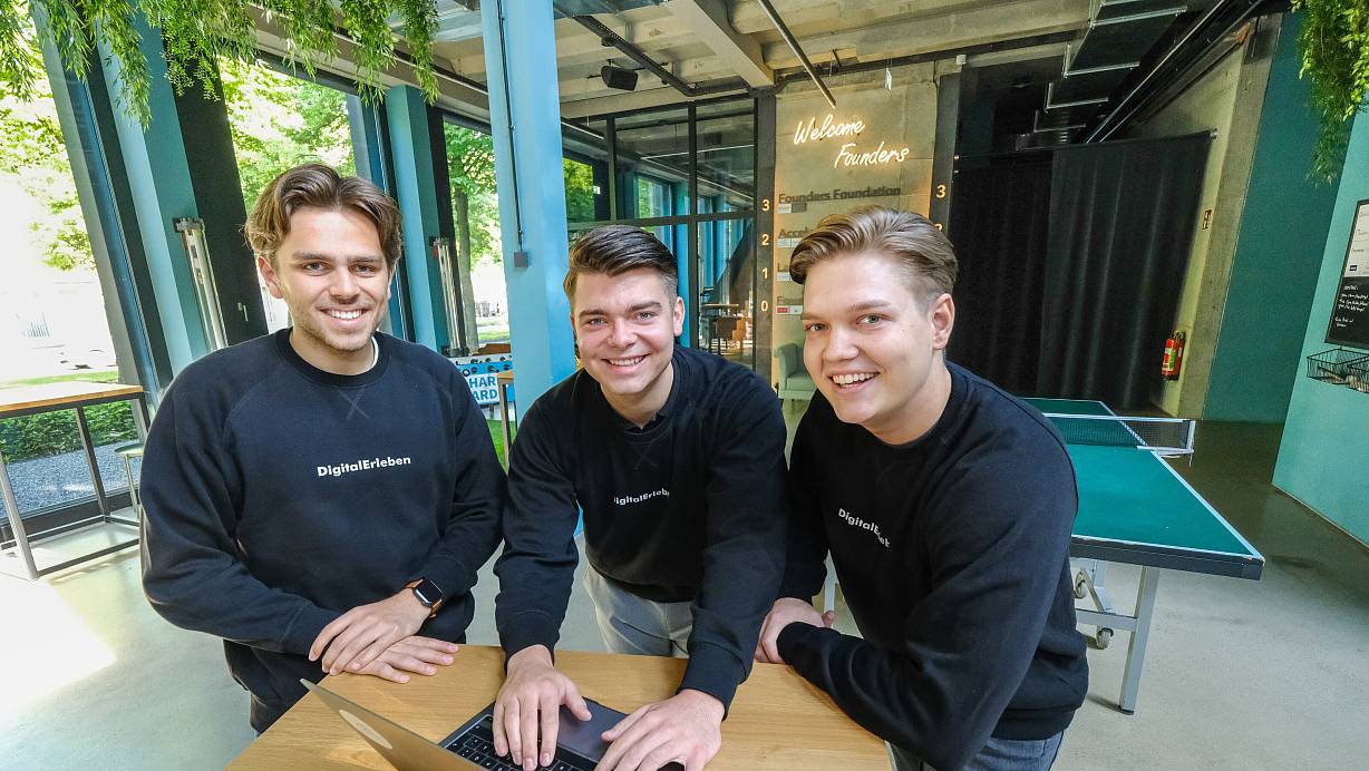 "Wir wollen dazu beitragen, dass Bildung so gut und zeitgemäß wie möglich wird“, sagen Tobias Schröder, Matty Frommann und Robin Fischer (v.l.), hier im Pioners-Club an der Obernstraße. | © Andreas Zobe