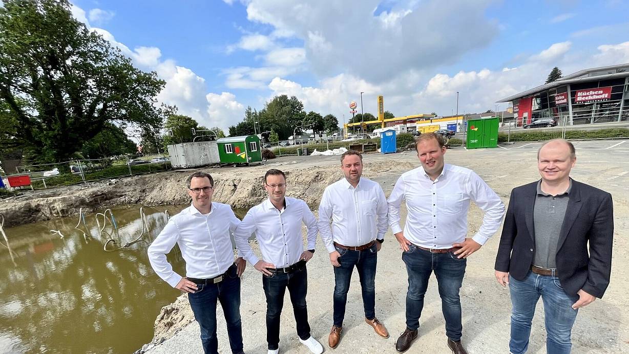 An der Baustelle treffen sich die Geschäftspartner (v. l.) Kai Brinkmeyer, Andreas Gries, André Bücker, Philipp Peitz und Ludgerus Henke. Auf dem Gelände zwischen B 64 (l.) und Boker Straße (hinten) soll der Neubau entstehen. | © Jens Reddeker