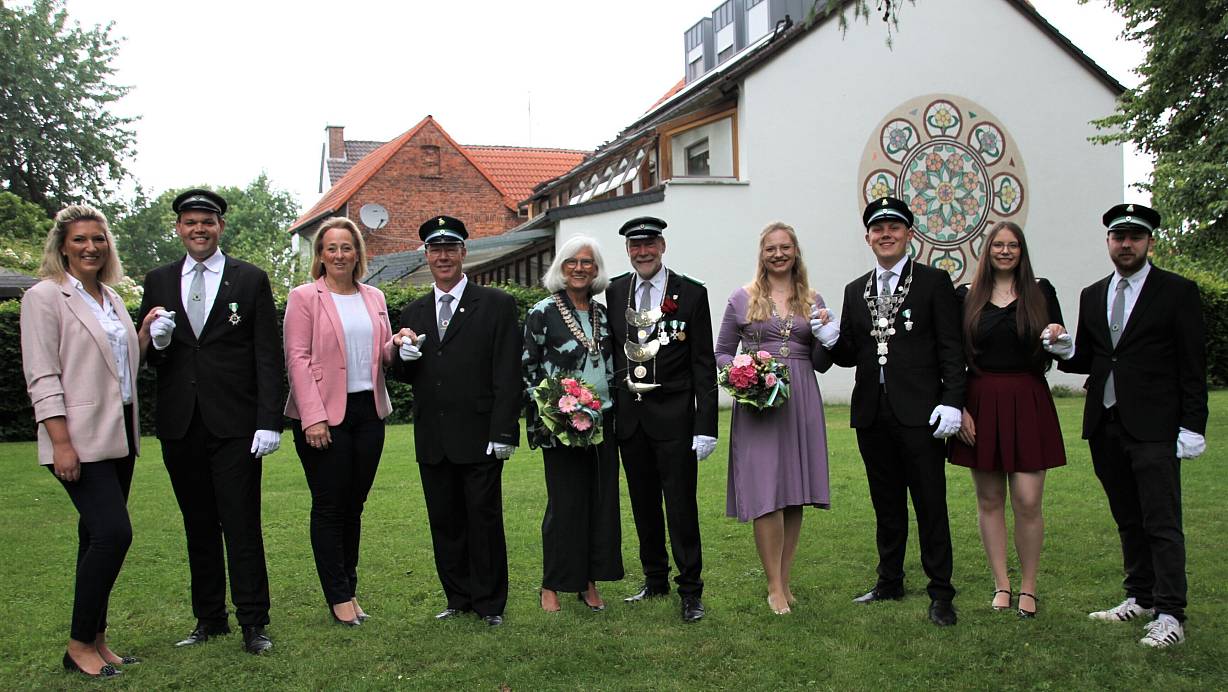 Freuen sich aufs große Fest: Sylvia und Dominik Thiet (v. l.), Petra und Bernd Schübeler, Königin Hildegard Bartkowiak und Schützenkönig Alfred Gemmeke, Kronprinzessin Eva Schmitz und Kronprinz Lukas Nolte sowie Anika Schmitz und Cedric Vogelsang. Zwei weitere Paare sollen noch dazukommen. | © Madita Schellenberg