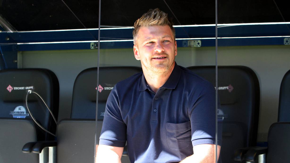 Lukas Kwasniok, neuer Trainer des SC Paderborn 07, fühlt sich auf der Bank des SCP schon wohl. Nun hat er auch das Trainerteam beisammen. | © Uwe Müller
